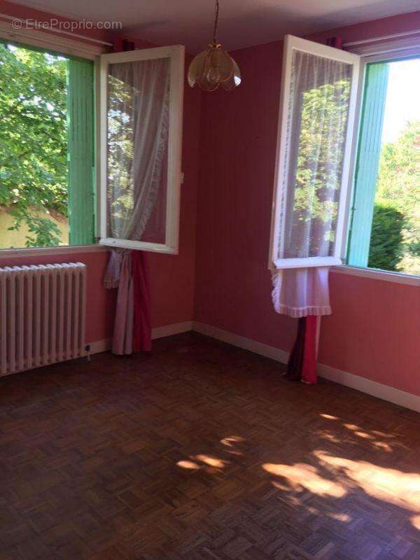 Maison à CASTELNAU-MONTRATIER