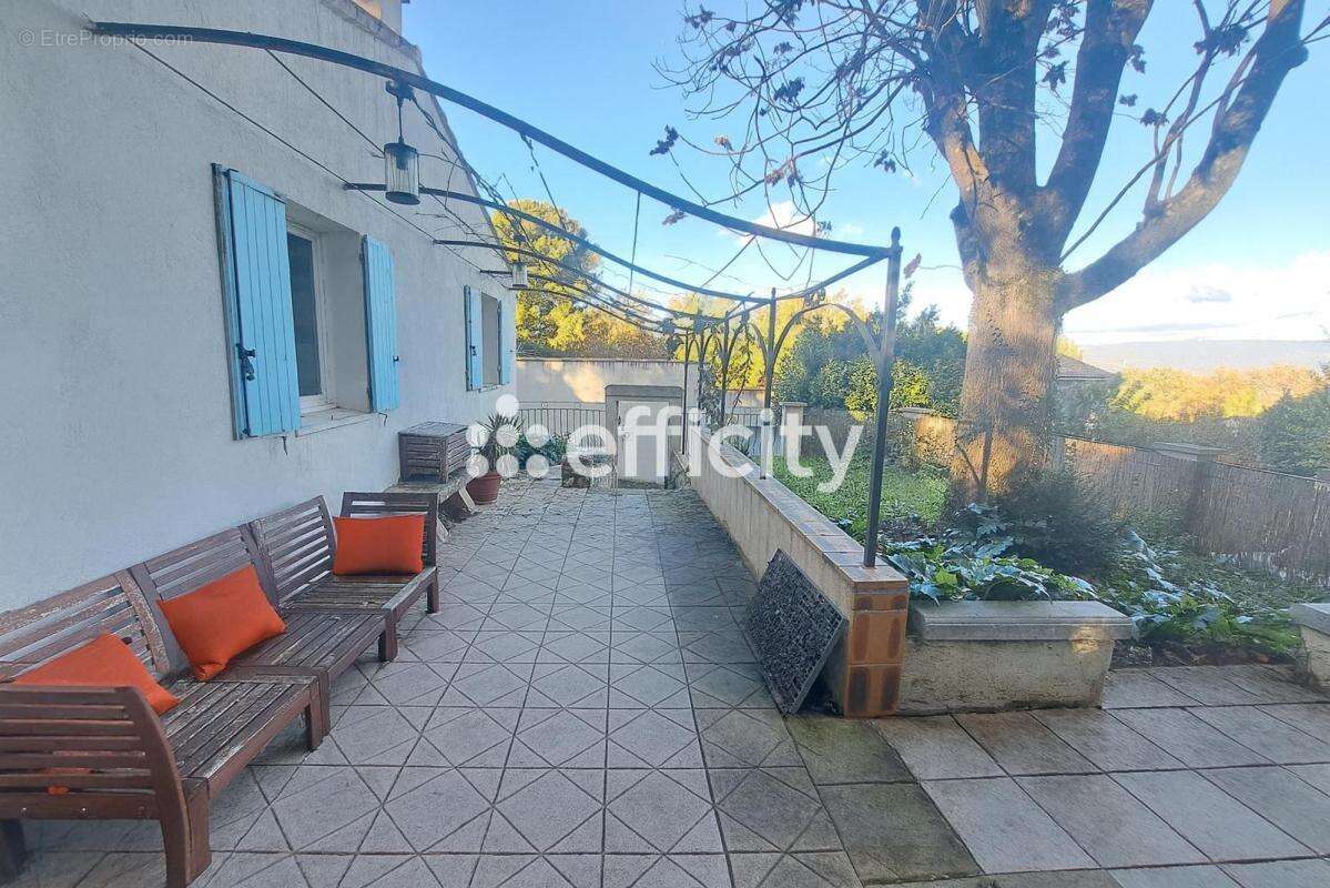 Maison à LA ROQUE-D&#039;ANTHERON