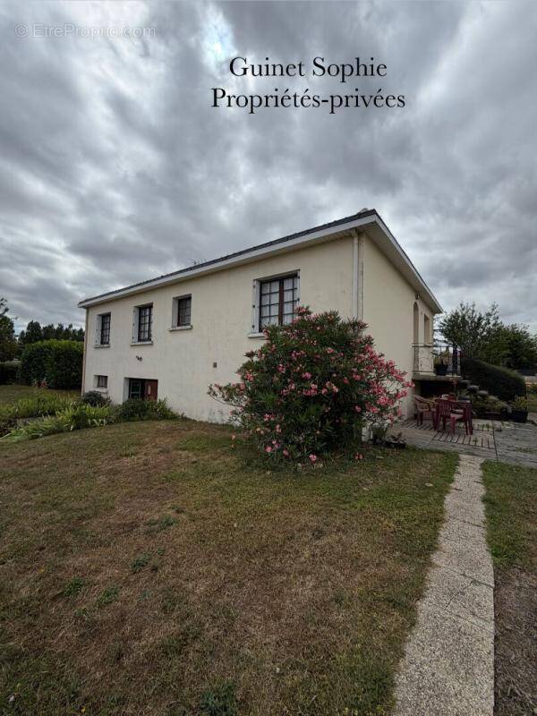 Maison à SAINT-JEAN-DE-BEUGNE