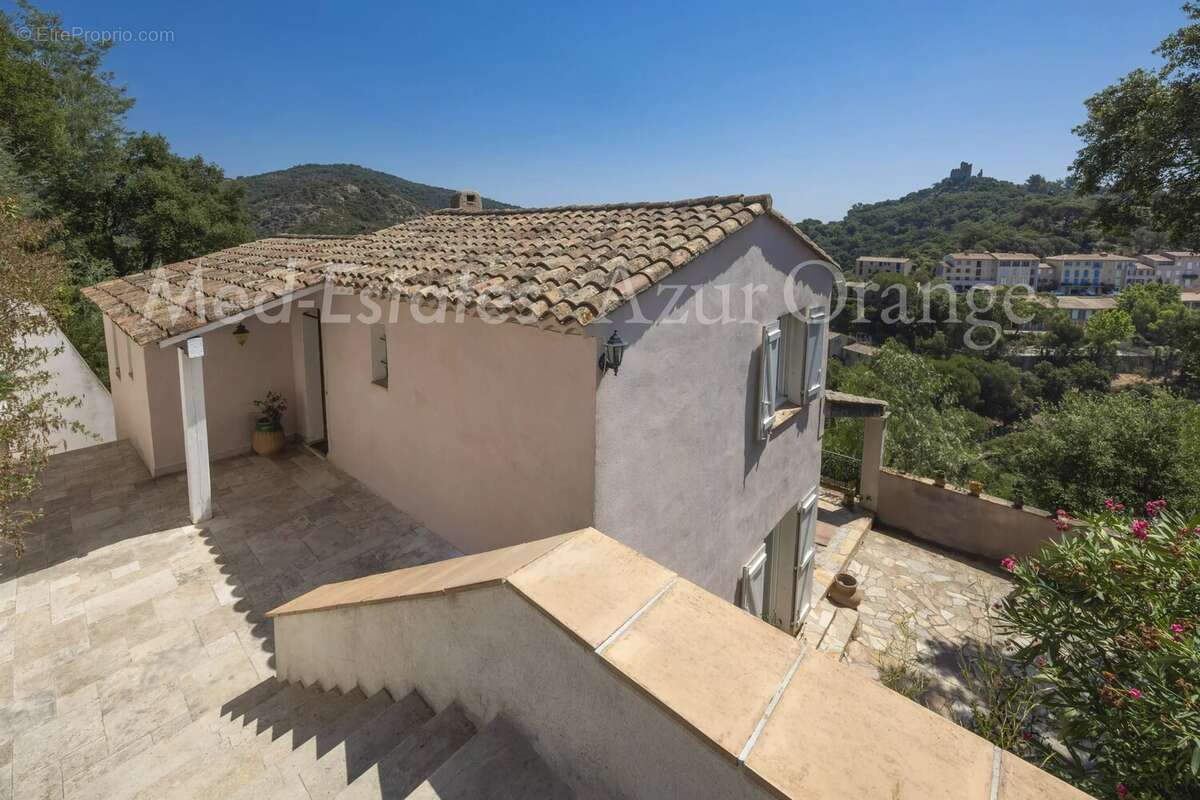 Maison - 2 chambres piscinable et extension possible avec vue panoramique sur le château et village de Grimaud - photo 8