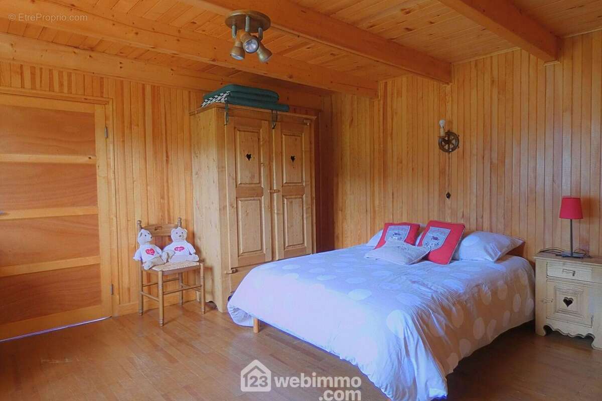 Les 2 chambres en enfilades sont spacieuses ... - Maison à UGINE