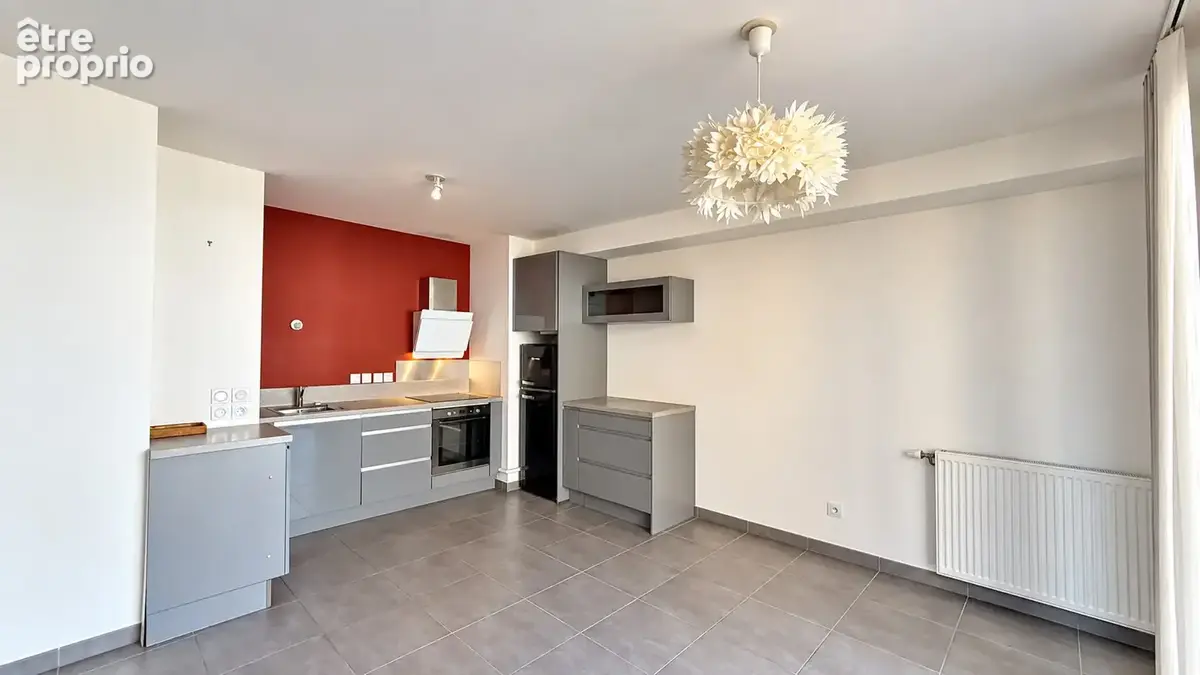 VOIRON, T2 terrasse + parking - photo 3