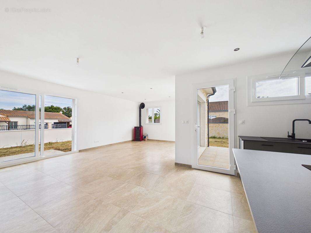 Maison neuve plain pied de 113 m2 à St Sauvant , 3 chambres , terrain de 741 m2 , garage - photo 5
