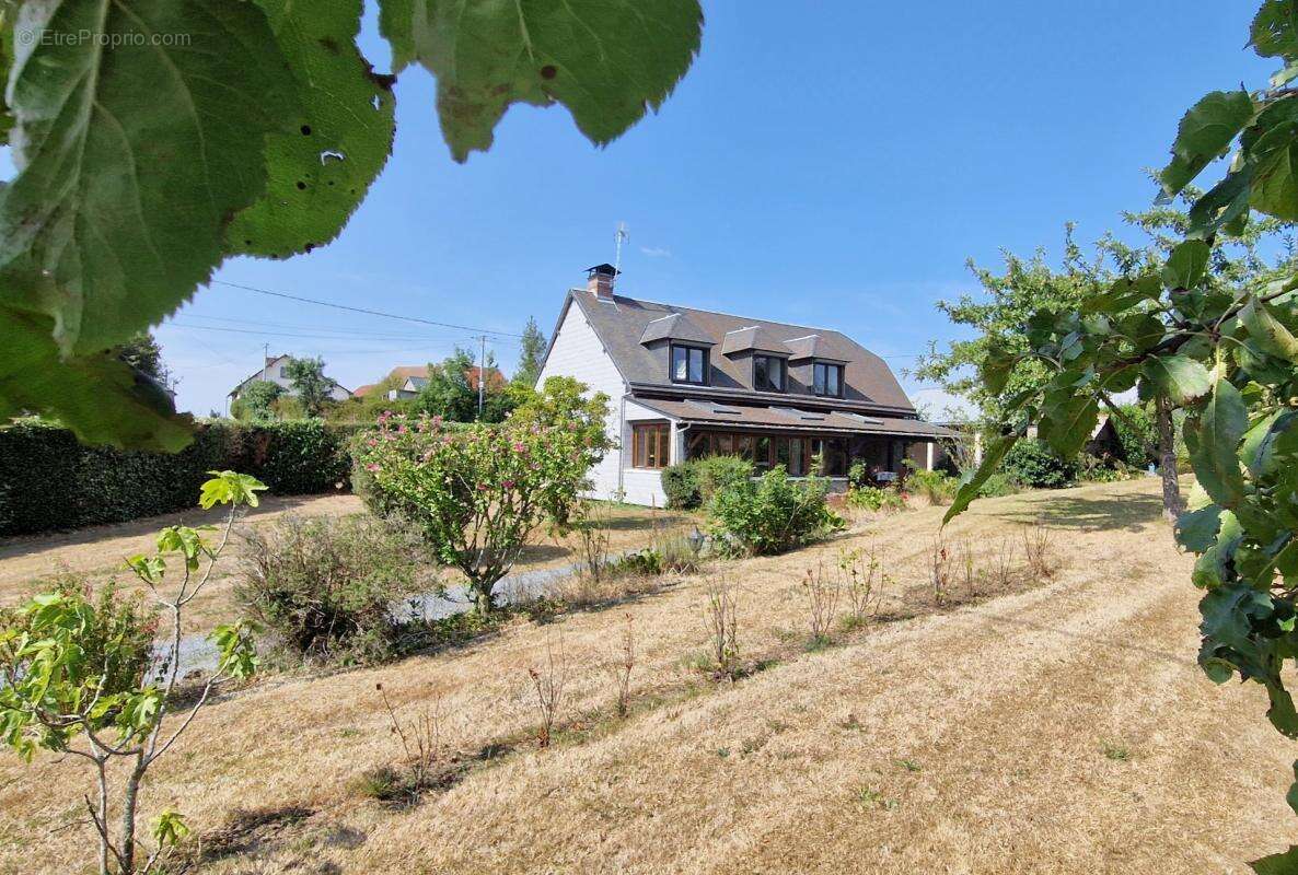  Coup de cœur à la campagne – Belle maison familiale 6 pièces de 140 m² avec véranda chauffée, dépendances, garages et jardin - photo 2