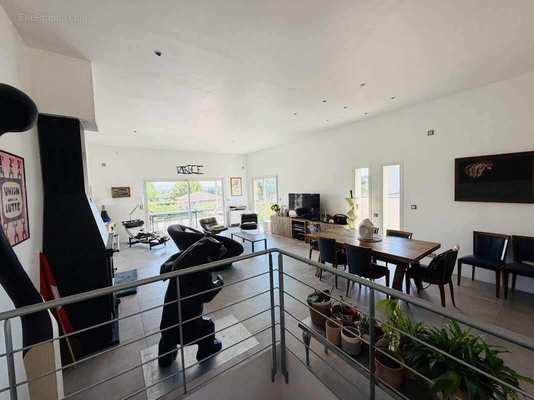 Maison 201 m² à Villeneuve-Les-Avignon  - photo 8