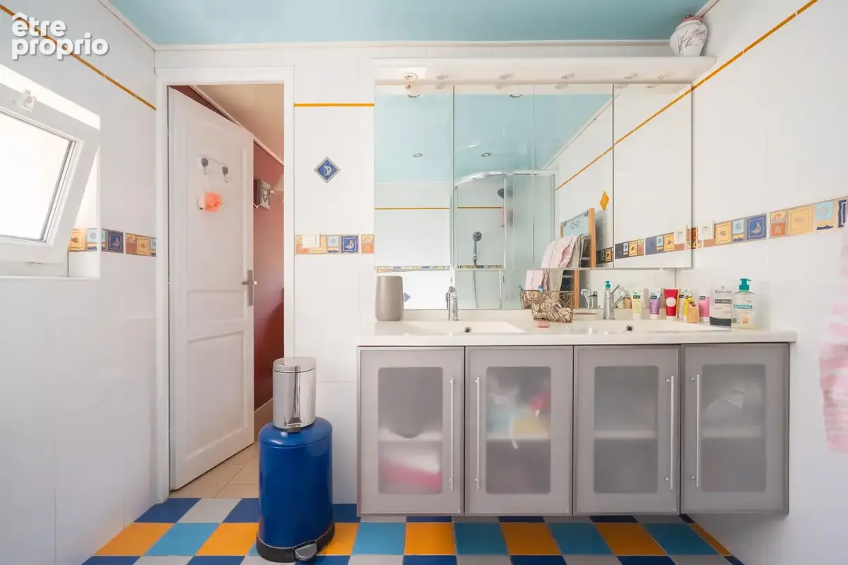 Une propriété pleine de charme comprenant deux appartements indépendants avec deux entrées séparées sur un ter - photo 21