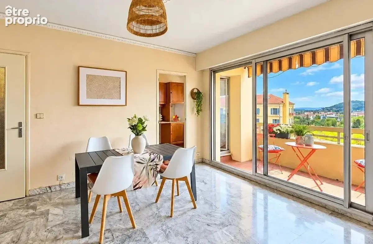 Hyères centre-ville – Grand T2 de 53,62 m² avec terrasse, garage et cave - photo 3