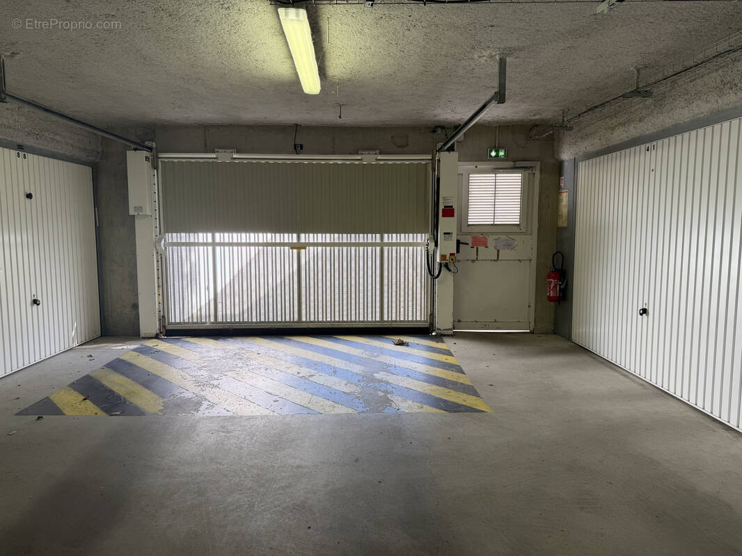 Parking à SAINT-AVE