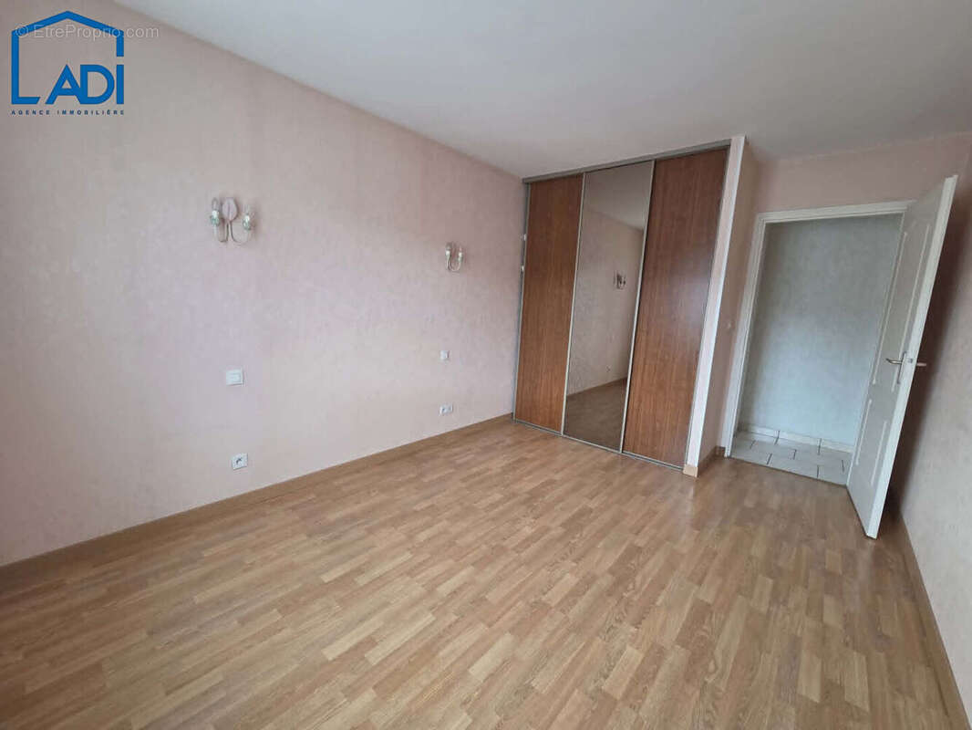 RARE ! En plein coeur de Saint-Maixent ! - photo 8
