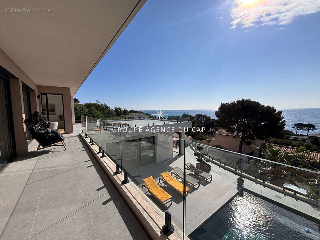 À vendre villa contemporaine de 350m² 8 pièces avec vue mer, à pied des plages et des commerces des issambres - photo 10