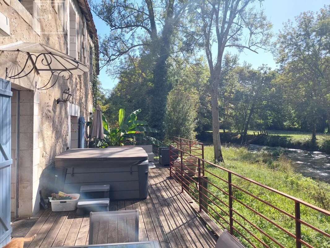 Maison à BOURDEILLES