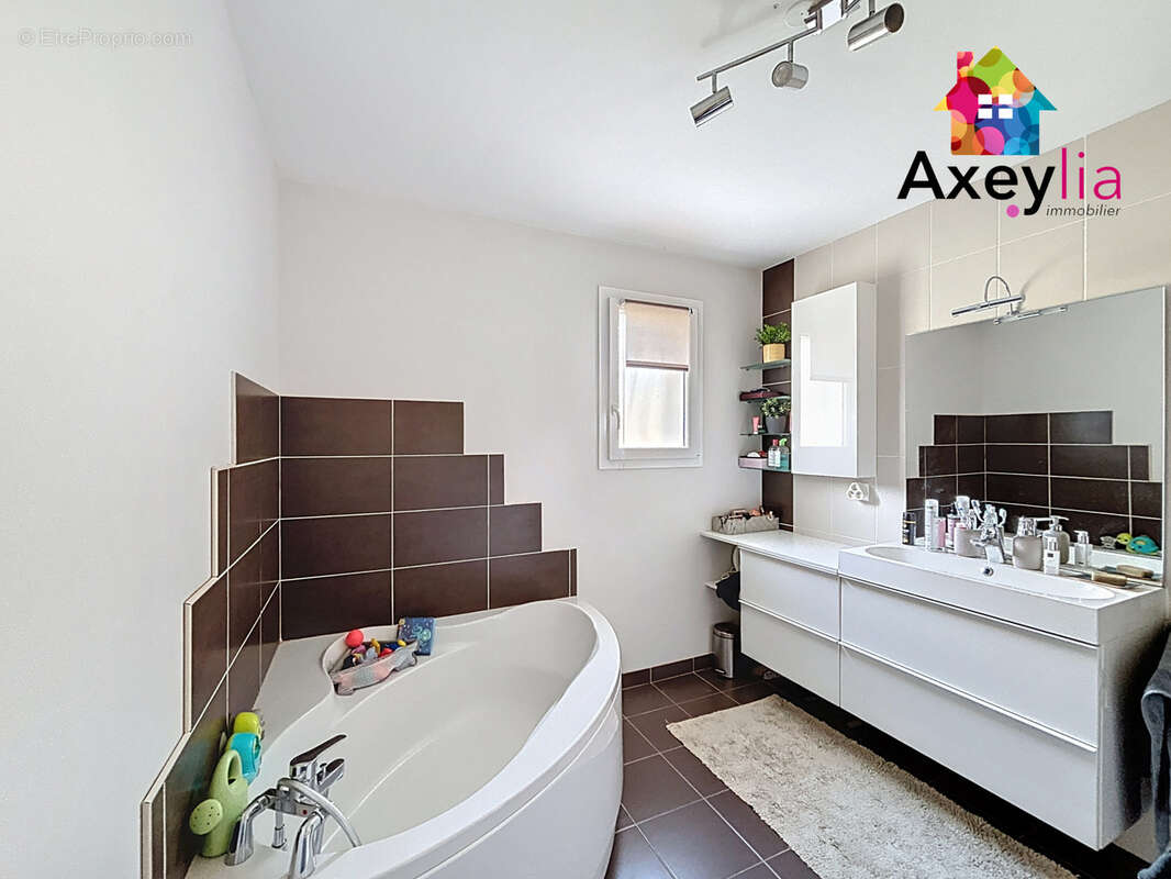 Maison à COMMELLE-VERNAY