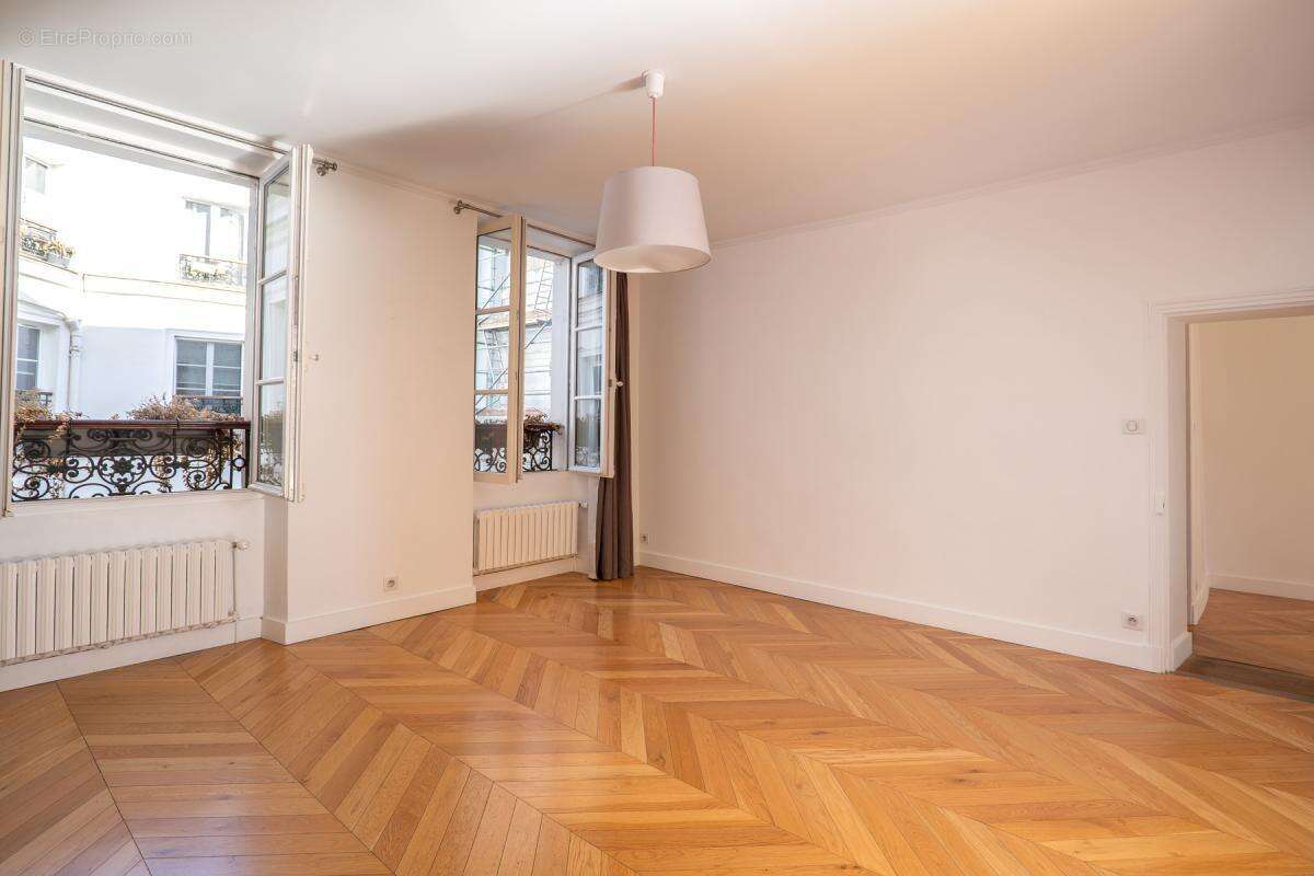 Appartement à PARIS-1E