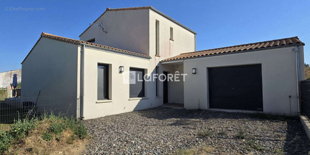 Maison à MORNAC-SUR-SEUDRE