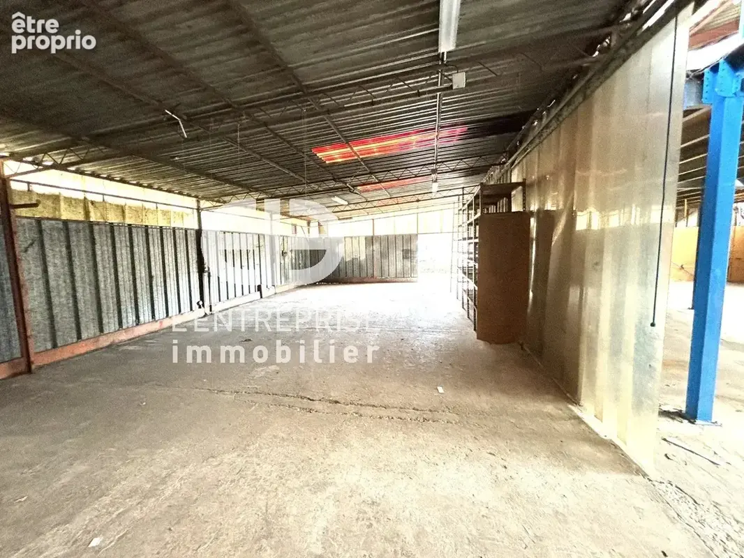 A VENDRE ENTREPÔT à ST ANDRE DE LA ROCHE d'une superficie de 400m² avec Bureaux et Extérieur de 500m² - photo 8