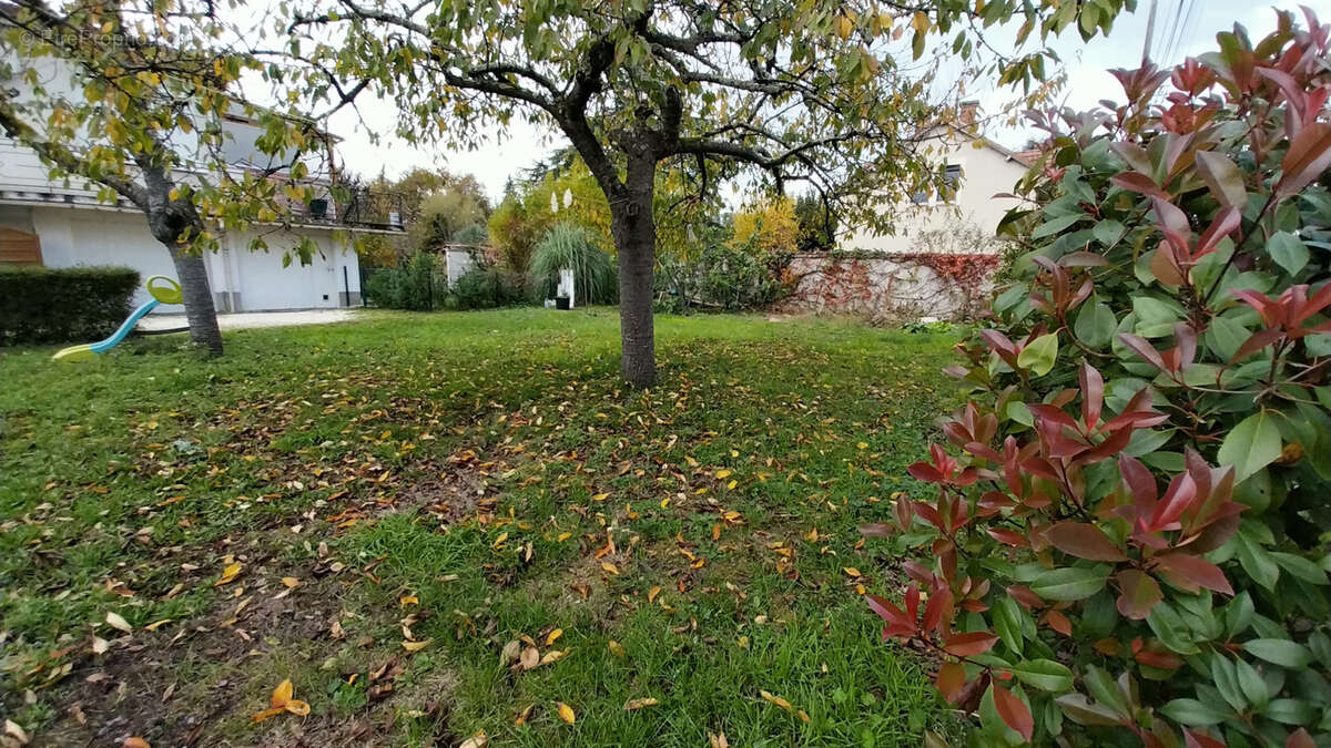 Périgueux Quartier Barnabé Terrain plat à bâtir 300 m2 - photo 2