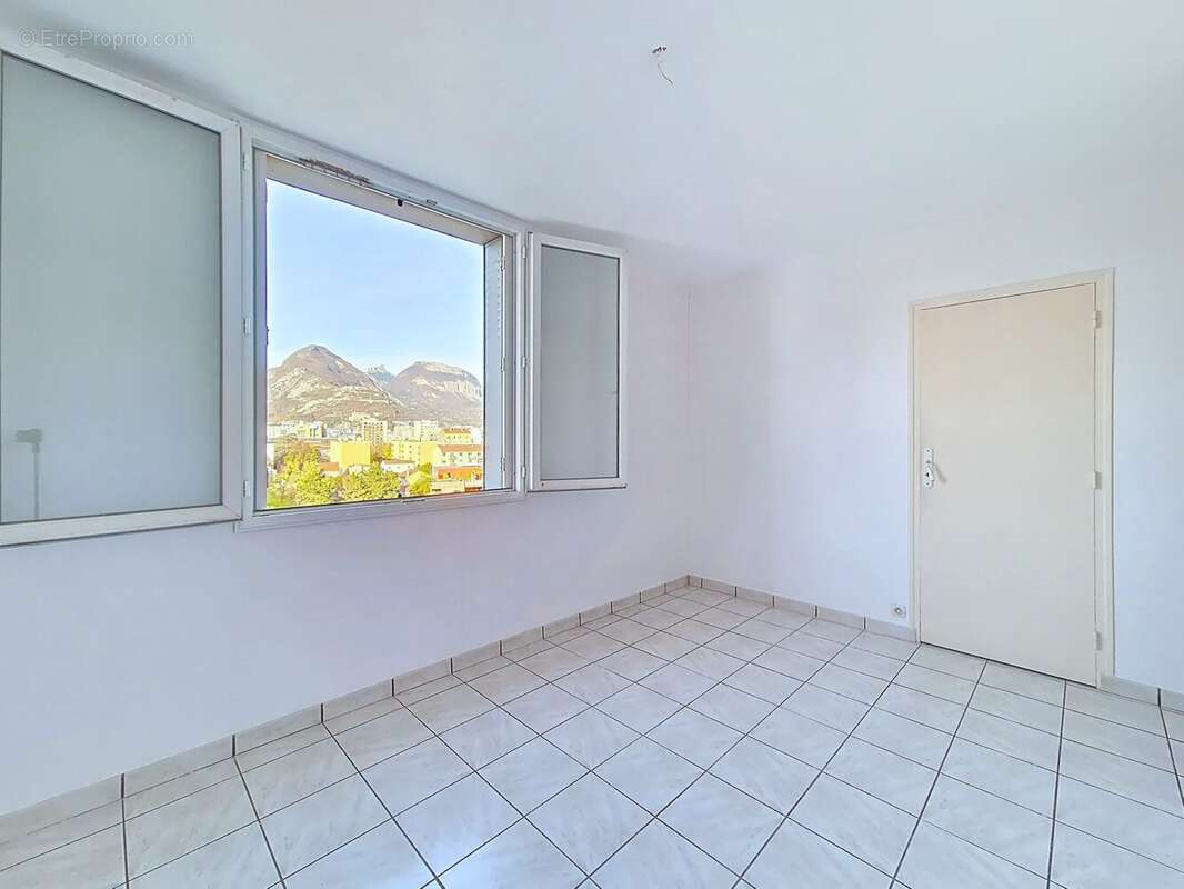 Chambre Nord - Appartement à GRENOBLE