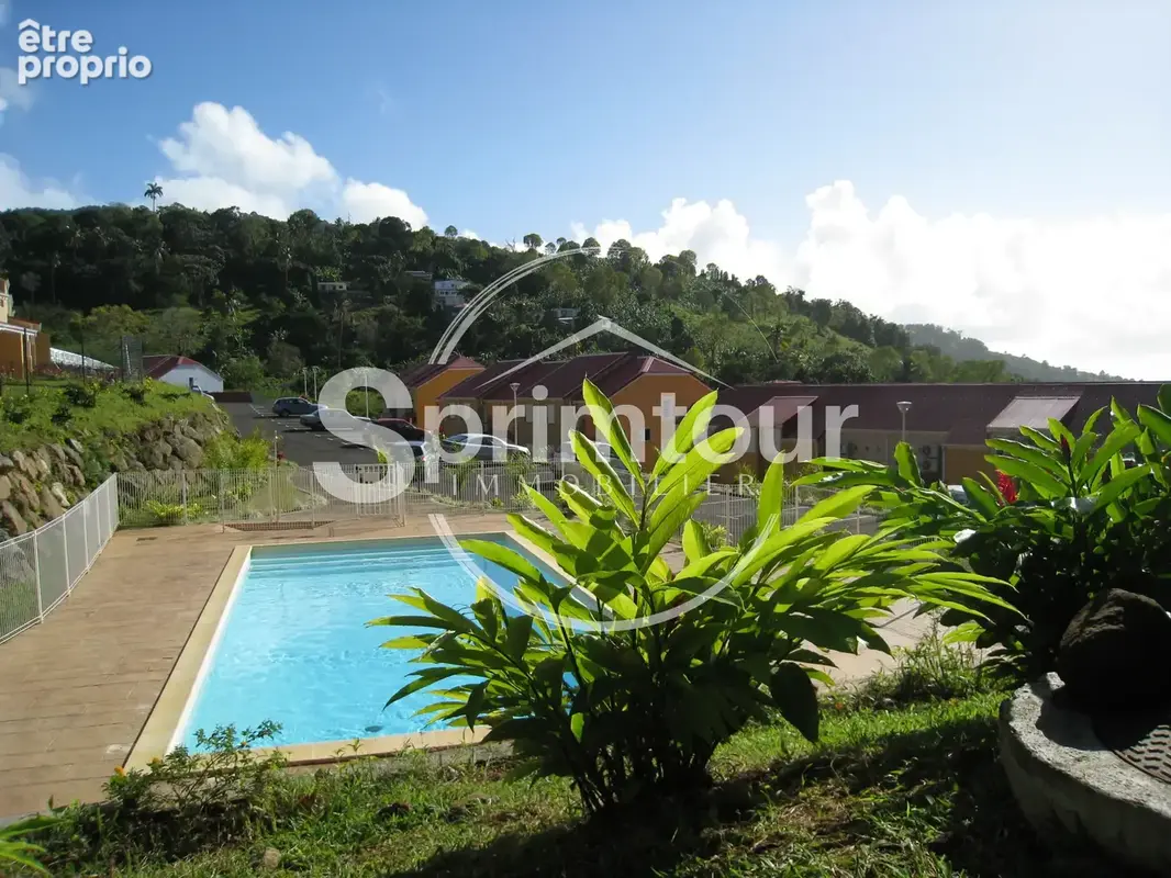 GOURBEYRE — Duplex T3, entièrement rénové avec vue sur les Saintes - photo 2