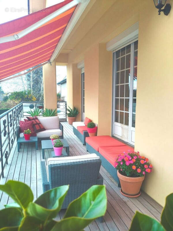 Projection d'une terrasse agrémentée d'un salon de jardin cosy - Maison à MUSSIDAN