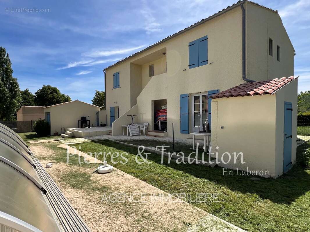 Saumane, propriété de 200m2 composée de 3 logements avec jardin et piscine au coeur du village - photo 5