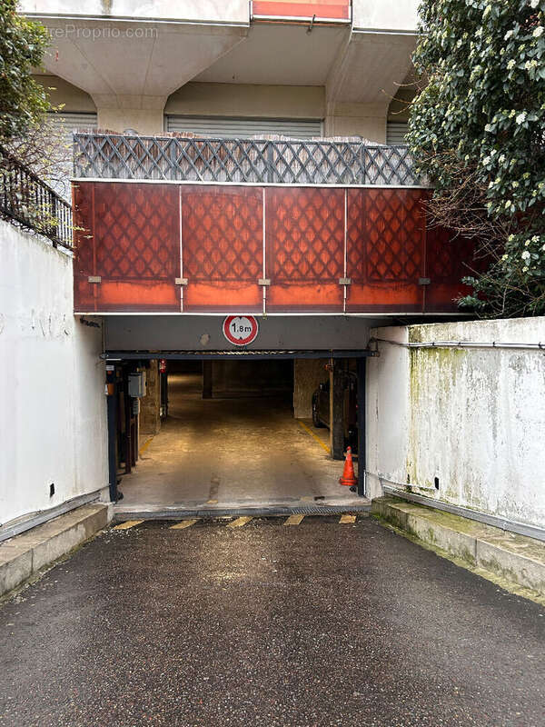 Parking à NEUILLY-SUR-SEINE