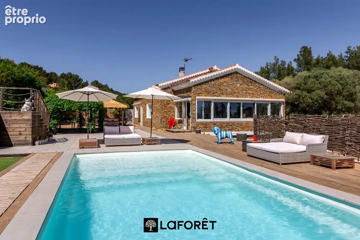 BANDOL - Magnifique villa de caractère avec piscine, cuisine d'été, vue dégagée et fort potentiel - photo 2