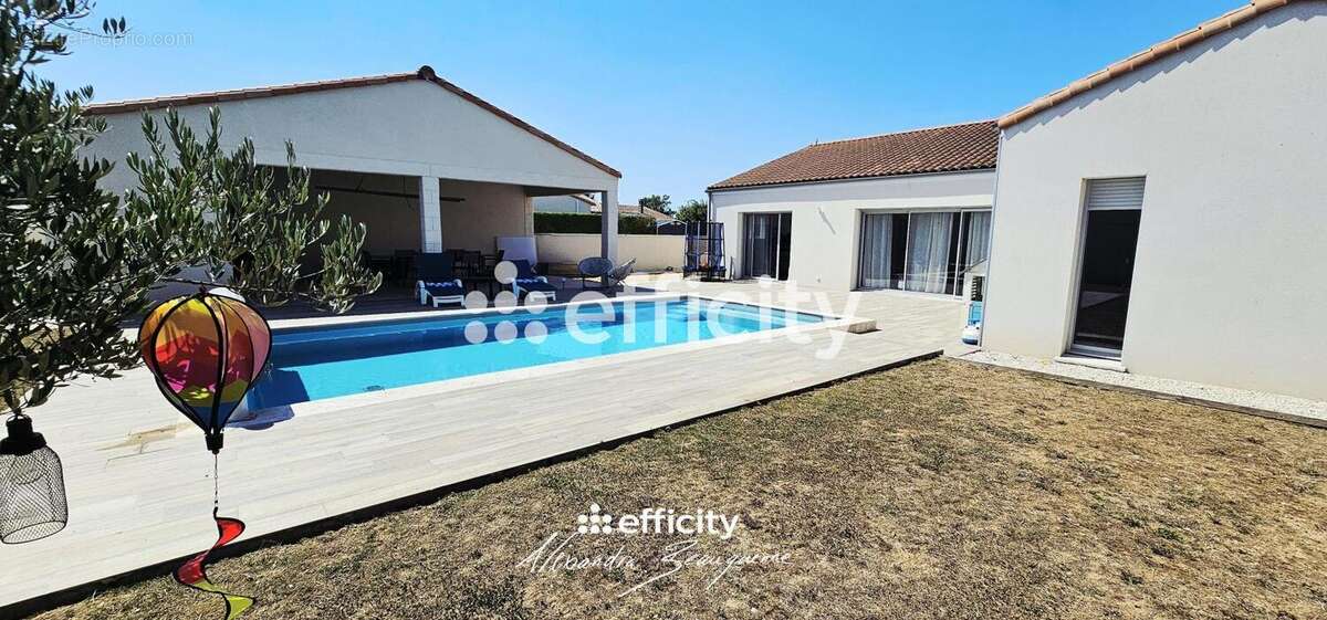 Maison 156 m² à Fors  - photo 18