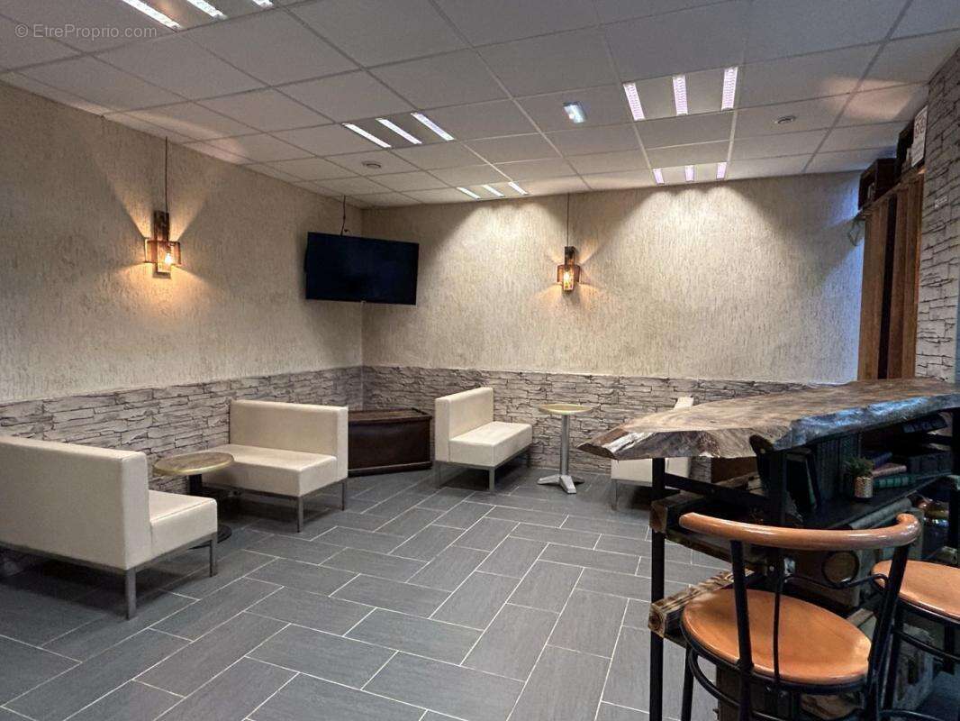 Commerce à L'AIGUILLON