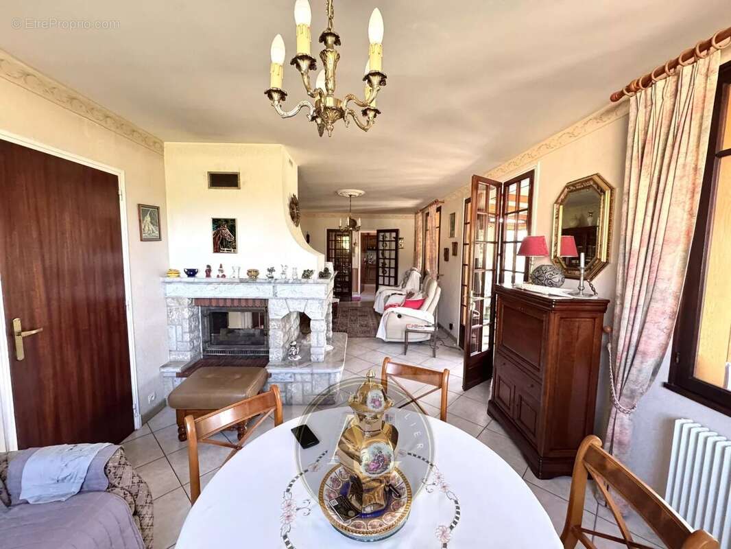 Maison à VILLENEUVE-LA-COMPTAL