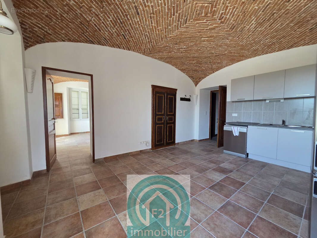 Appartement et cave dans un immeuble ancien au centre d'Aleria - photo 3