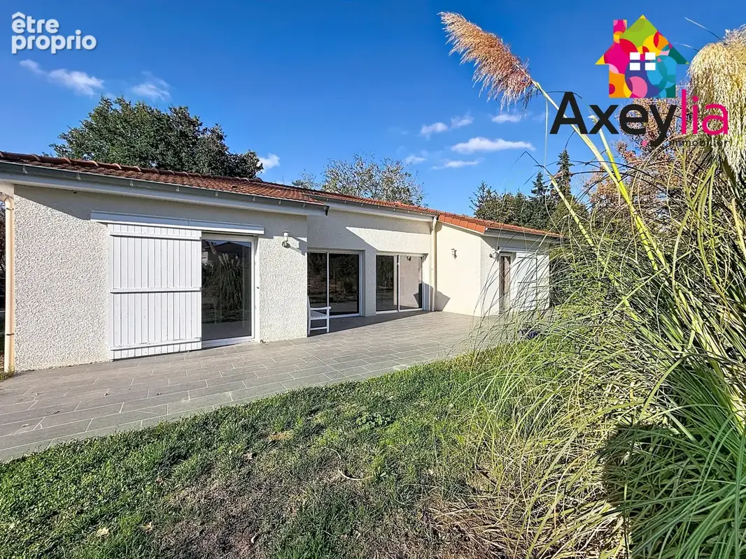 A vendre - riorges - maison de plain-pied pmr avec quatre chambres, garage et terrain - photo 3