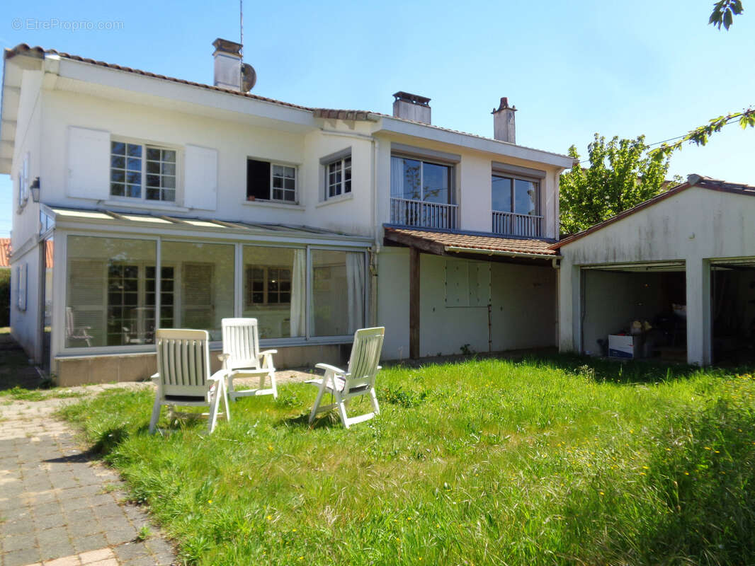 Maison à vendre SAUJON (17) 12 pièces 210m2 parcelle 700m2(deux habitations possibles) - photo 2