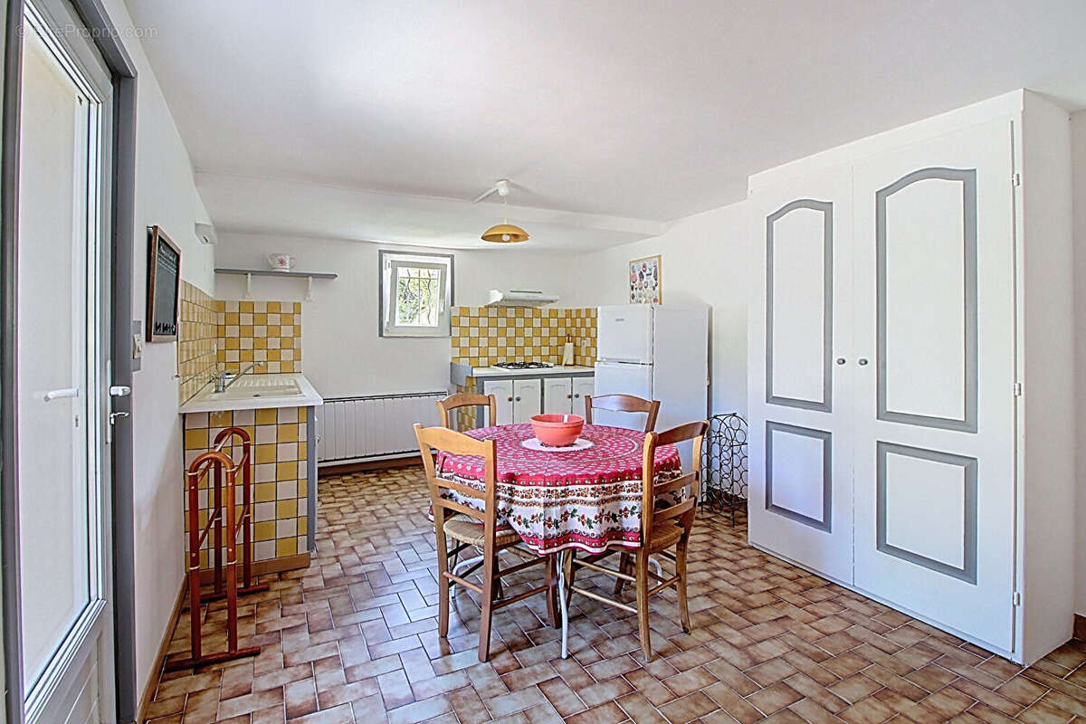A VENDRE EN EXCLUSIVITE ! À  SAINT ANTONIN DU VAR Maison - 6 pièces 153 m2 sur un terrain de  1200 m2 avec piscine - photo 12