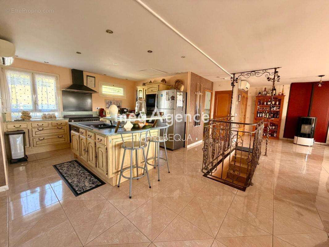 Maison familiale de caractère 8 pièces – 270 m² habitables – Dépendance – Double garage - photo 4