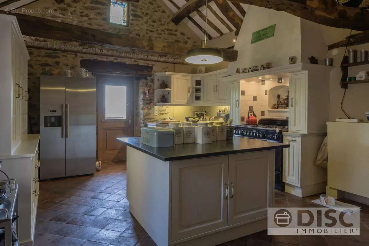 Corps de ferme rénovée avec spacieux gîte indépendant, dépendance, piscine et superbes vues. - photo 8
