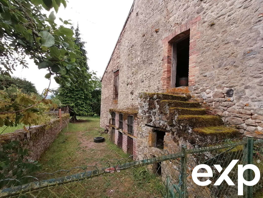 Maison à SAINT-ETIENNE-DE-FURSAC