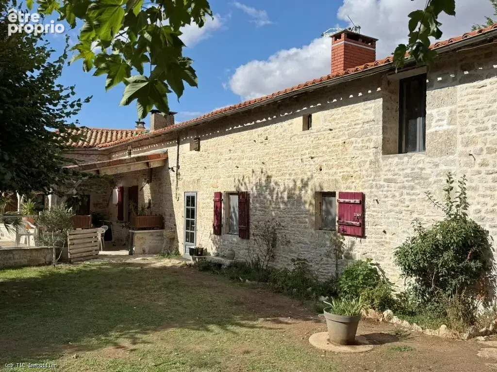 Maison en Pierre Avec Sa Piscine Chauffée et Dépendances Sur 4676m² - photo 40