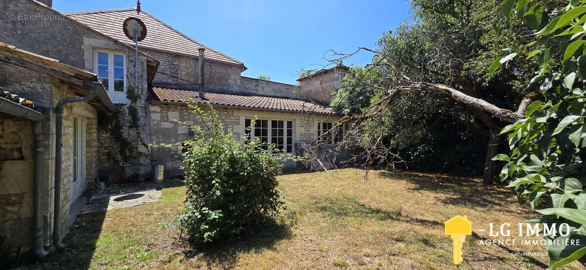 Maison Charentaise  - 141 m2, 2 chambres, dépendances - photo 2