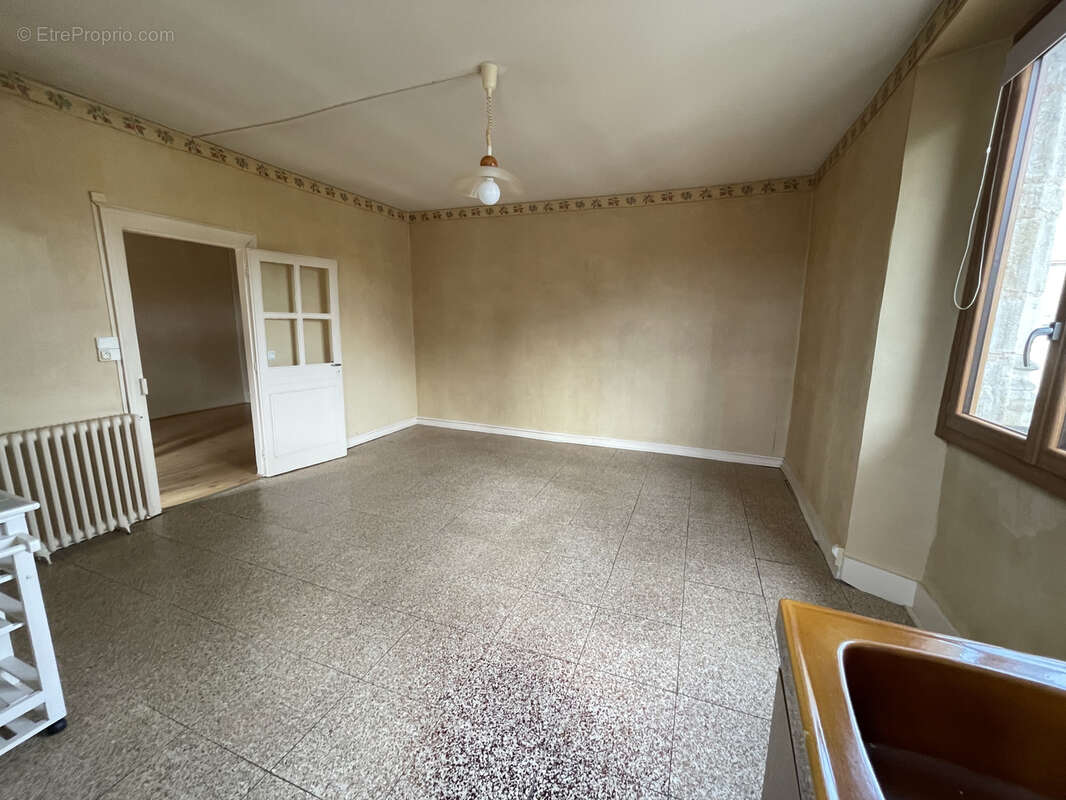 immeuble de 246 m2 - 8 pièces - photo 8