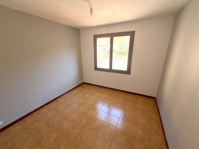 Grand 4 pièces au dernier étage de maison avec terrasses, parkings et vue mer. - photo 6