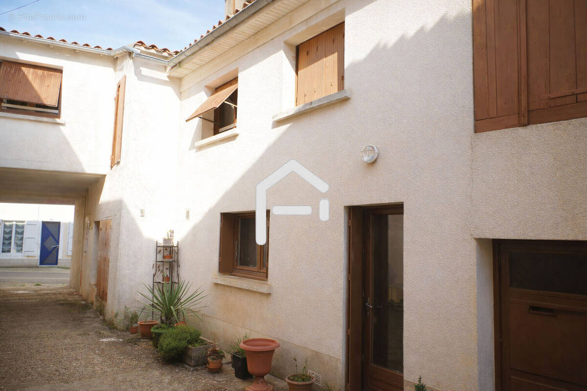 Maison 123 m² à Lezay  - photo 1