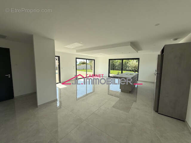 Maison à CHARMES-SUR-RHONE