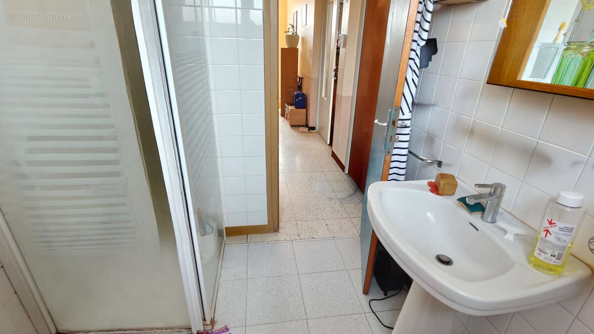 À seulement 3 km de Limoux, dans un village calme et recherché, découvrez cette maison de 130 m2 habitables of - photo 11