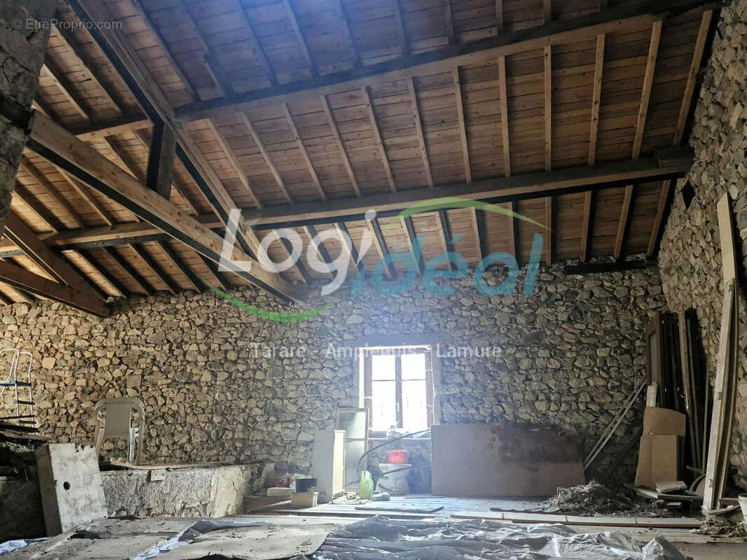 Maison à POULE-LES-ECHARMEAUX
