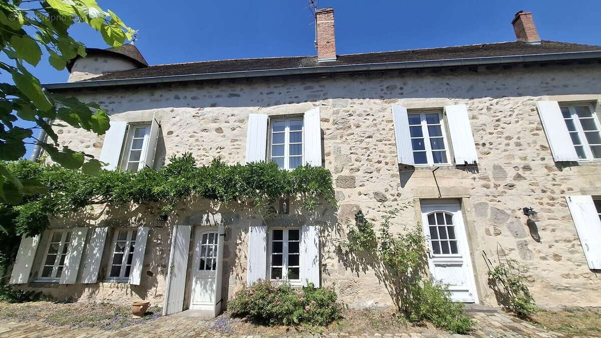 A vendre à Busset, très belle propriété de 11 pièces avec piscine et grange. - photo 7