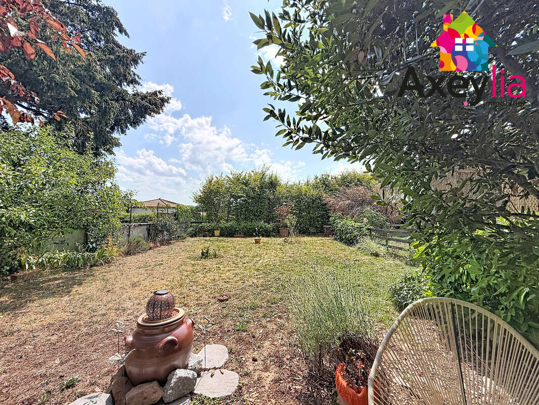 A vendre - riorges - maison avec deux chambres, garage et terrain clos - photo 12