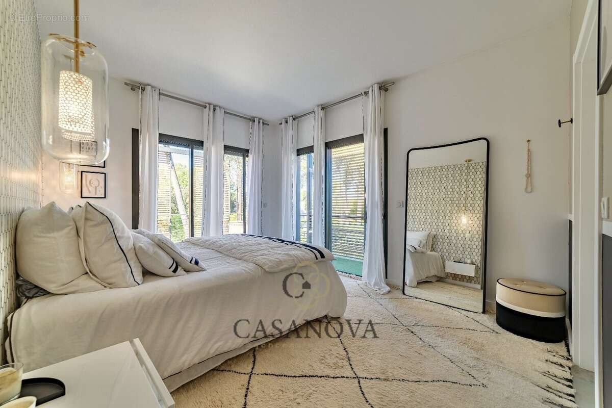 Maison à SAINT-CLEMENT-DE-RIVIERE