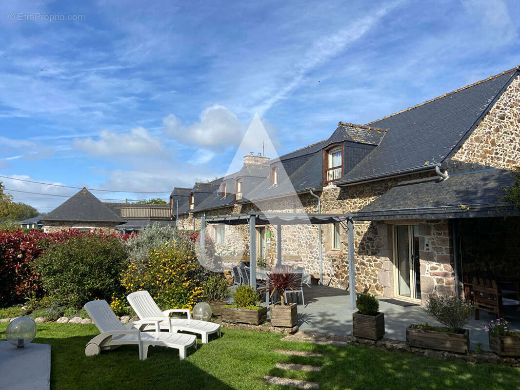 Maison à HENANBIHEN