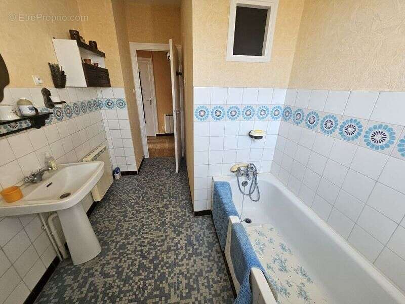 Maison à MONTROND-LES-BAINS