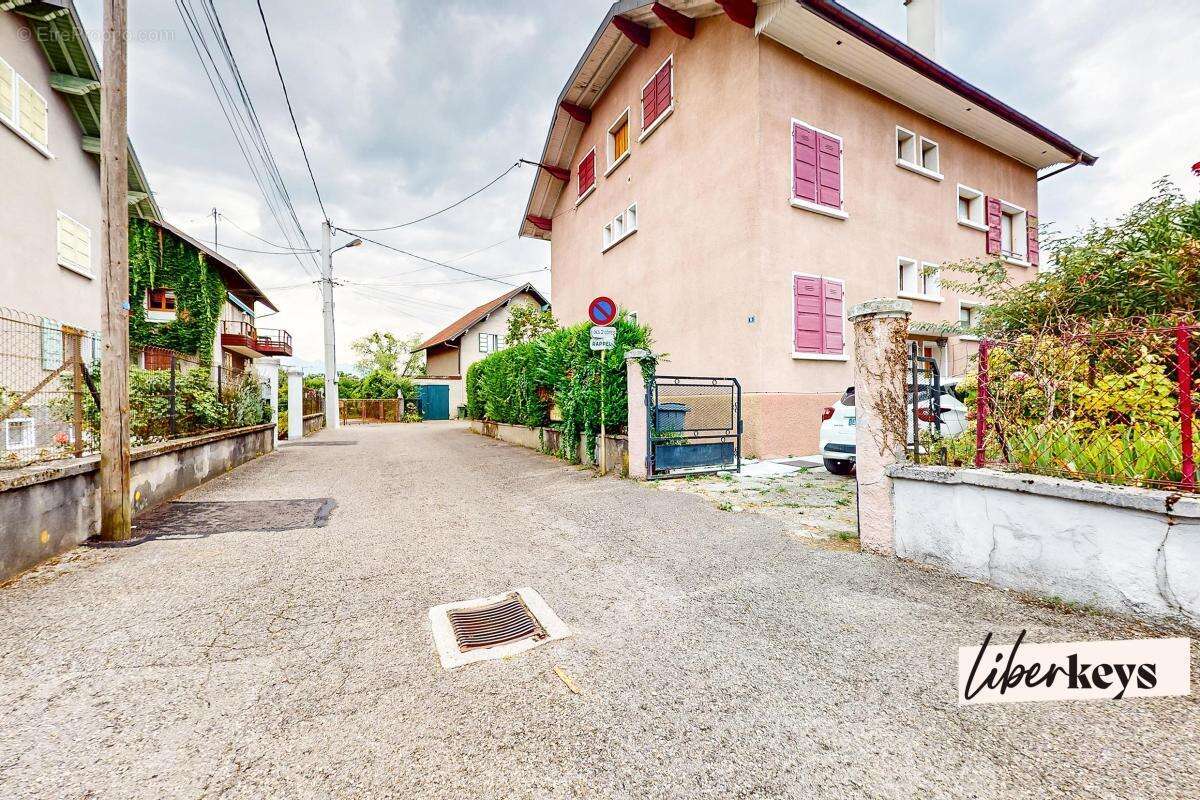 A vendre - Appartement deux pièces avec fort potentiel - rue Marius Ferrero - 74000 ANNECY - photo 13